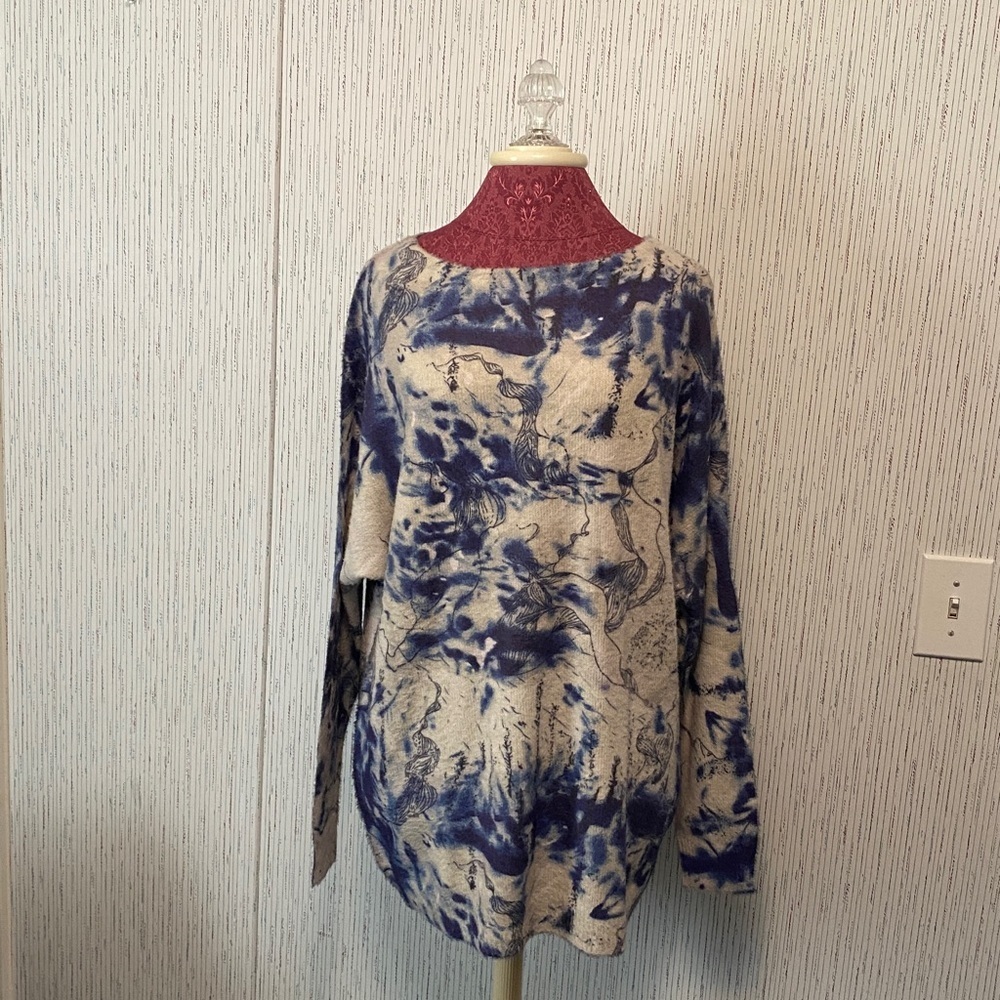 Amazon Abstract Blue and White Large Women's Crew Neck Sweater New